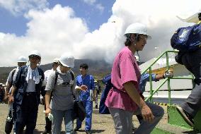 (2)Miyakejima evacuees make brief return to island